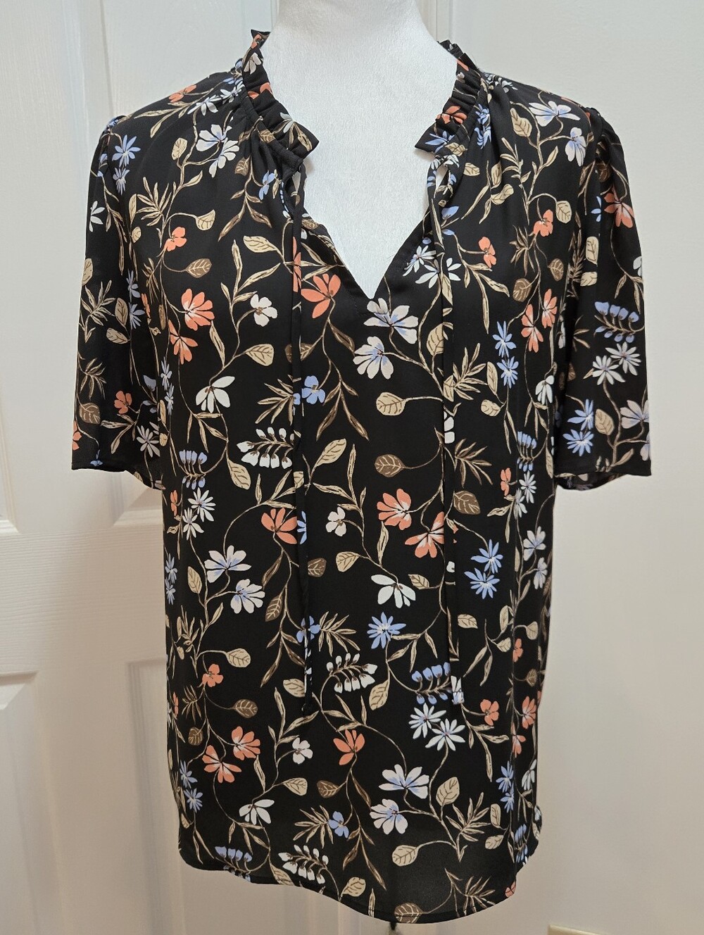 LOFT Black & Floral Tie-Neck Short Sleeve Blouse Size M